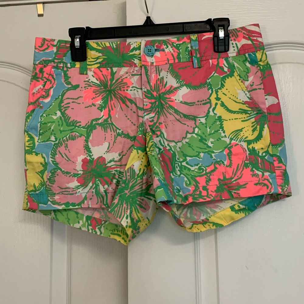 LILLY PULITZER CALLAHAN SHORT IN HIBISCUS PRINT